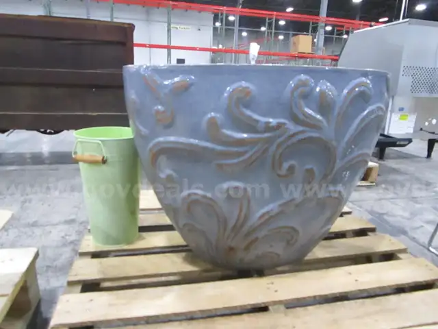 2 Flower Pots (E)