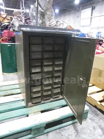 Cabinet (C)