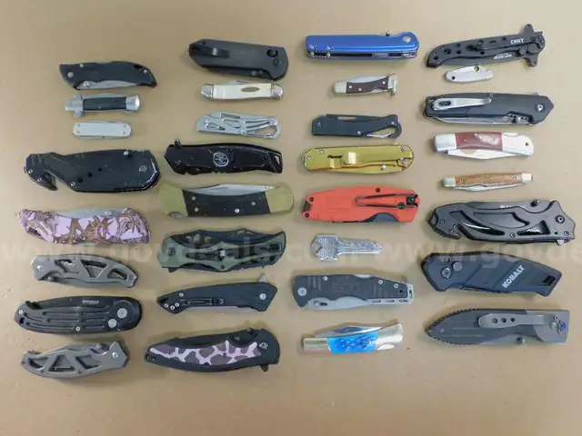 32 Knives (FS)