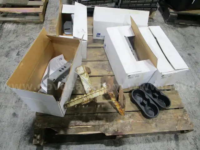 5 Spare Tire Carriers & 2 Hitch Steps (D)