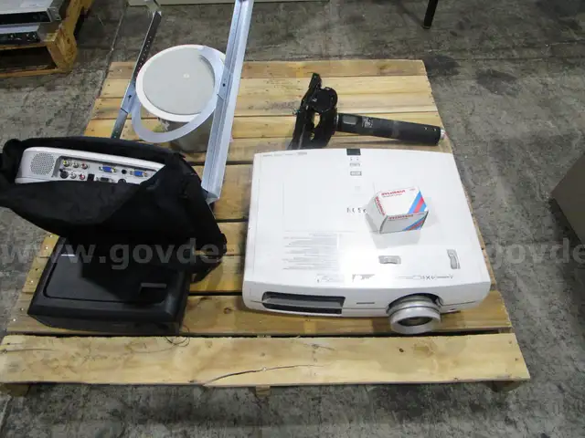 3 Projectors &#x26; 1 Ceiling Speaker (H)