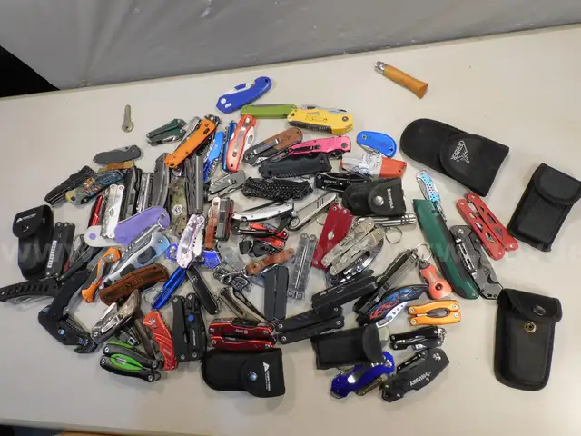 23 lbs Knives & Multi-tools (FS)