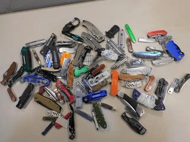 12 lbs Knives & Multi-tools (FS)