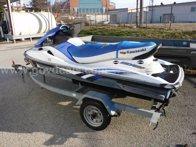 2005 Kawasaki pwc  and 2006 Bear Trailer