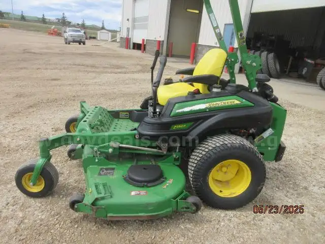 2015 John Deere Mower - Model Z950R - 72&#x22; Mowing Deck Included