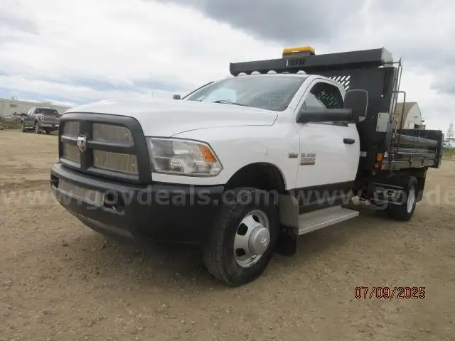 2014 RAM 3500 4WD Dump Box, 6.4L V8 OHV 16V Engine