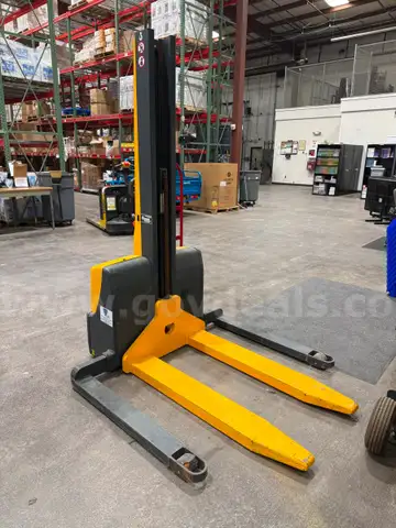 Multiton Swift Electric Pallet Stacker &#x2013; Model EMB 22 (2006)