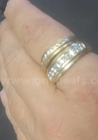 2 gold coloured rings with clear stones