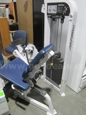 LEG EXTENSION EXERCISE MACHINE  LOT 560
