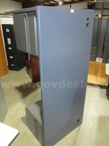 METAL DESK  LOT 1027