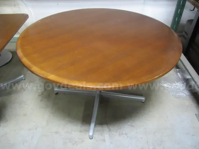 ROUND PEDESTAL TABLE  LOT 1040