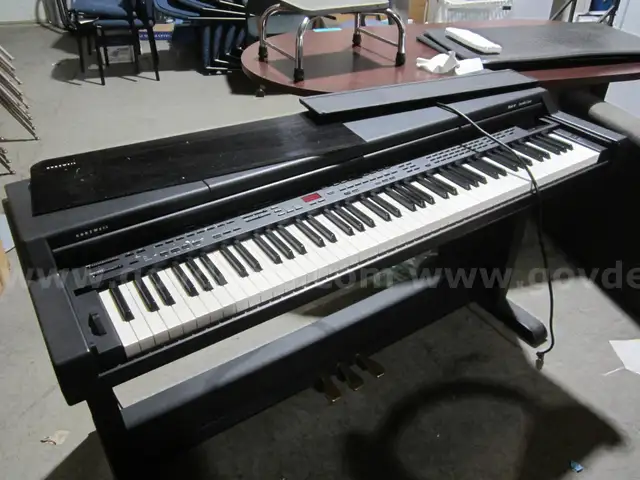 KURZWEIL KEYBOARD  LOT 1085