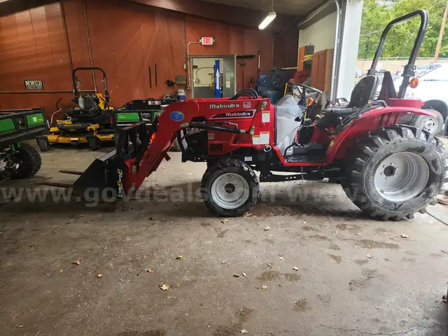 Mahindra 3016 W/Front Loader attachment