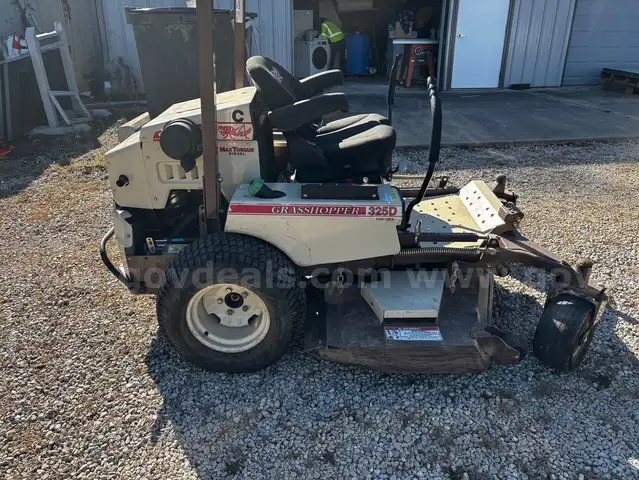 Zero turn grass hopper mower