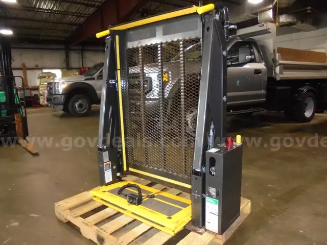 Vehicle Wheelchair Lift