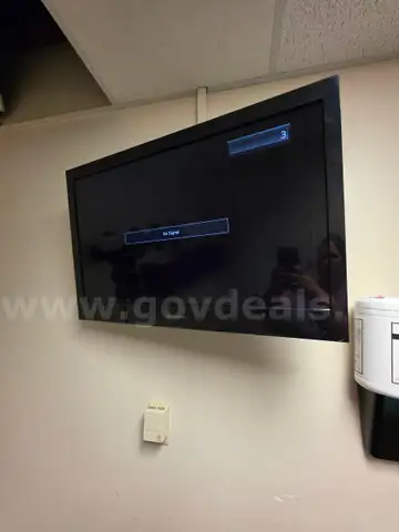 Emerson 31&#x22; TV w/mount