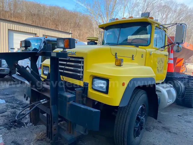 1996 Mack RD690P
