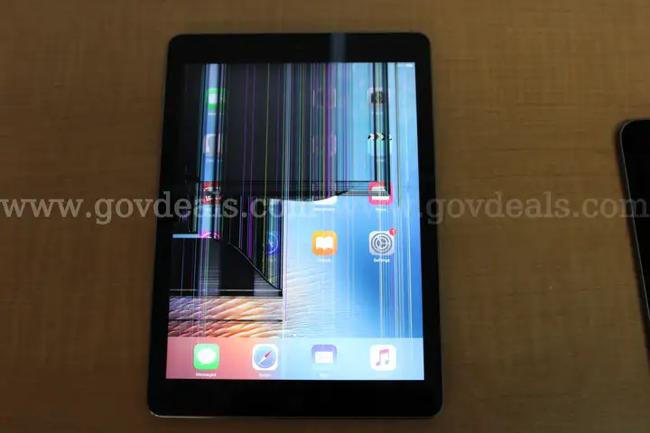 Apple iPad Air with cracked screen, touch digitizer still works, Model A1474