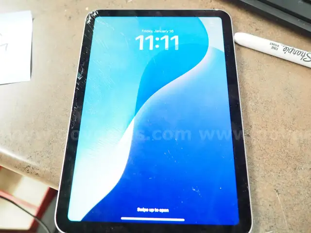 Working iPad 7th Generatioin, 128GB storage, front glass is cracked, touchscreen operational