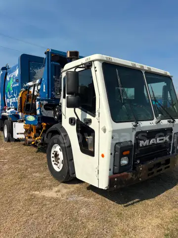 2017 Mack LR600 Automated Side Loader