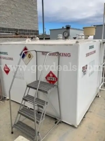 CATERPILLAR GENERATOR WITH FUEL TANK