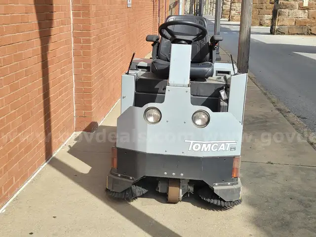 2015 TOMCAT VR INDUSTRIAL FLOOR SWEEPER