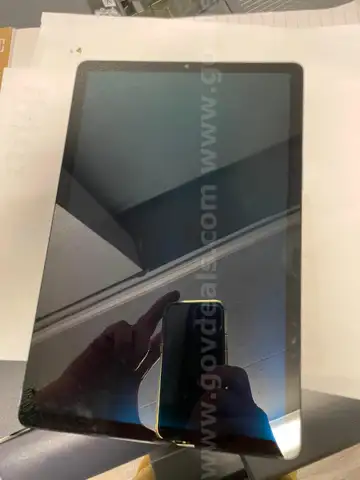 Lot of Five (5) Tablets / One (1) iPad &#x26; Four (4) Samsung