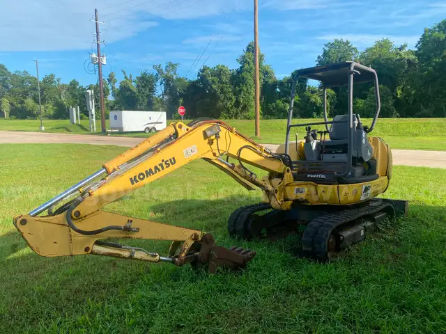 2001 KUMATSU PC35R EXCAVOTOR
