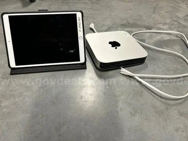 Lot of (1) Apple iPad and (1) Apple Mac Mini
