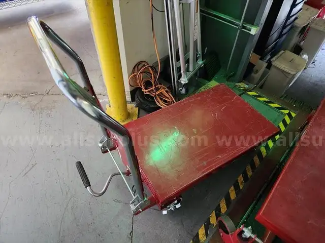Uline Hydraulic Rolling Lift Table
