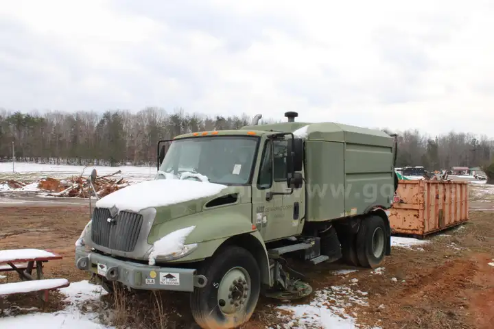 2003 INTERNATIONAL STREET SWEEPER