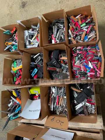 LOT OF KNIVES, MULTI-TOOLS &#x26; SCISSORS