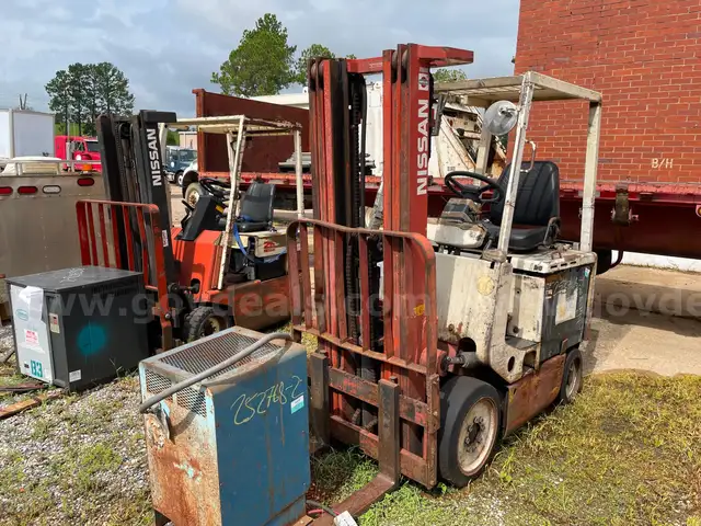 NISSAN FORKLIFT AND BATTERY CHARGER
