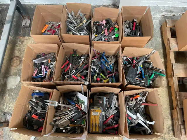 LOT OF KNIVES, MULTI-TOOLS &#x26; HAND TOOLS