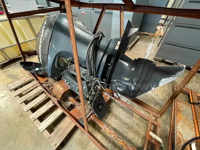 LOT OF A MERCURY OUTBOARD MOTOR