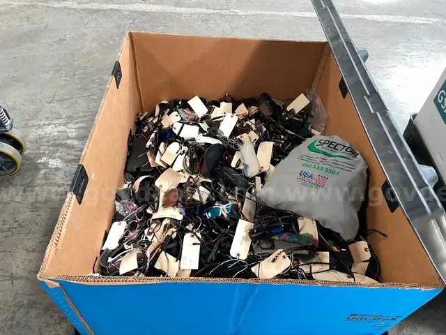 LOT OF ASSORTED SUNGLASSES