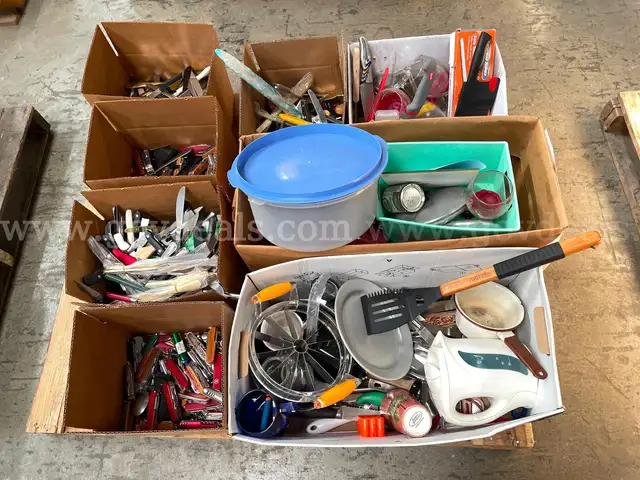 LOT OF POCKET KNIVES, KITCHEN UTENSILS &#x26; CORK SCREWS