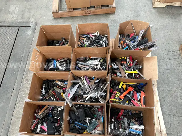 LOT OF POCKET KNIVES, HAND TOOLS &#x26; MULTI-TOOLS