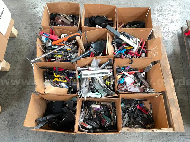 LOT OF MULTI TOOLS, POCKET KNIVES &#x26; HAND TOOLS