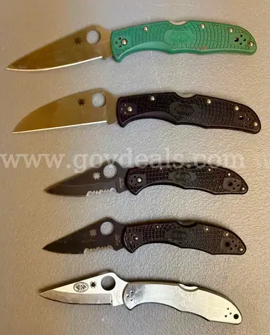 LOT OF 10 SPYDERCO POCKET KNIVES - USED!