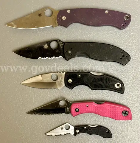 LOT OF 10 SPYDERCO POCKET KNIVES - USED!