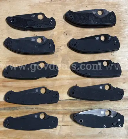 LOT OF 10 SPYDERCO POCKET KNIVES (BLACK BLADE) - USED!