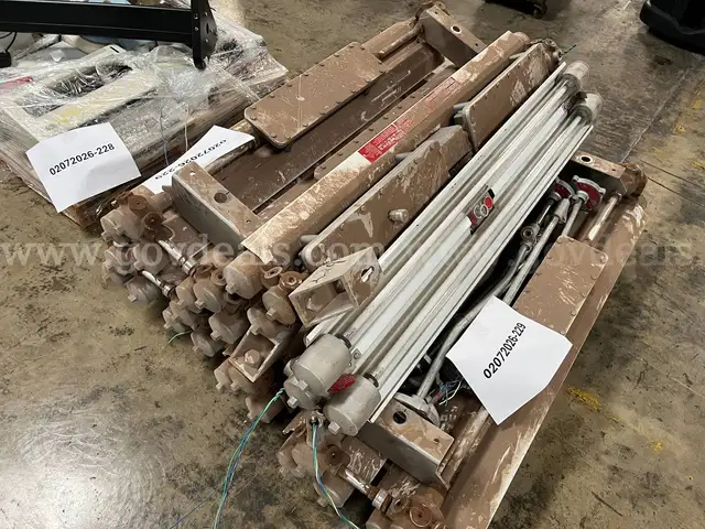 LOT OF WAREHOUSE LIGHTS