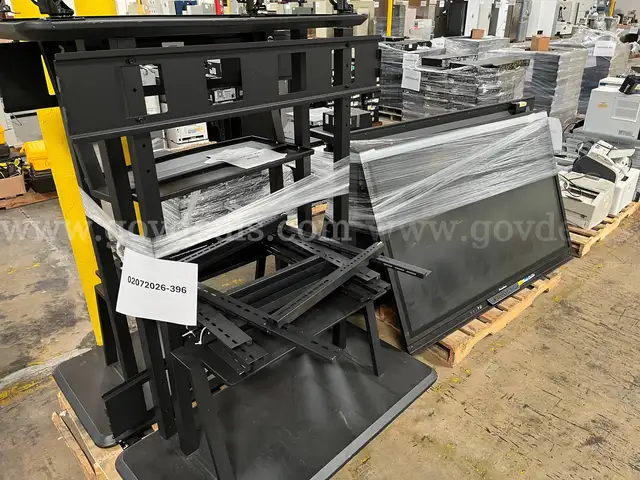 LOT OF INTERACTIVE PANELS WITH ROLLING STANDS