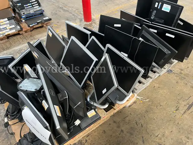 LOT OF COMPUTER MONITORS