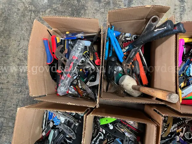 LOT OF KNIVES MULTI PLIER TOOLS, UTILITY KNIVES, CORKSCREWS AND HAND T