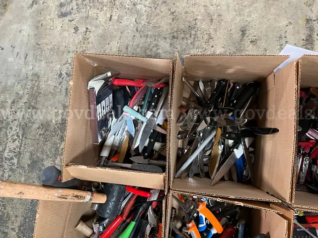 LOT OF POCKET KNIVES, HAND TOOLS AND CORKSCREWS
