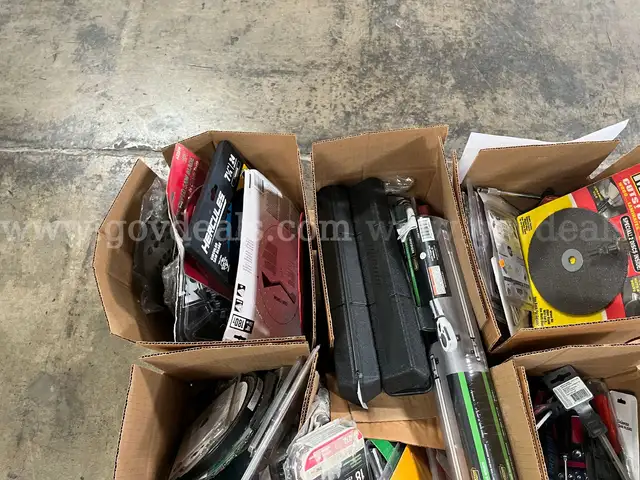 LOT OF UTILITY KNIVES, HAND TOOLS AND SAW TOOLS
