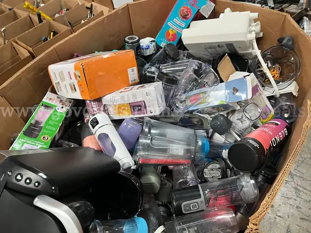 LOT OF BLENDERS, PORTABLE BLENDERS, BLENDER PARTS