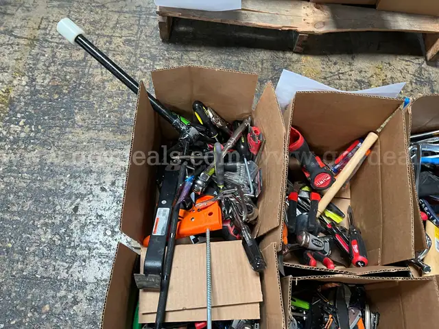 LOT OF KNIVES, POCKET KNIVES, MULTI-FUNCTION TOOLS, HAND TOOLS and SCISSORS